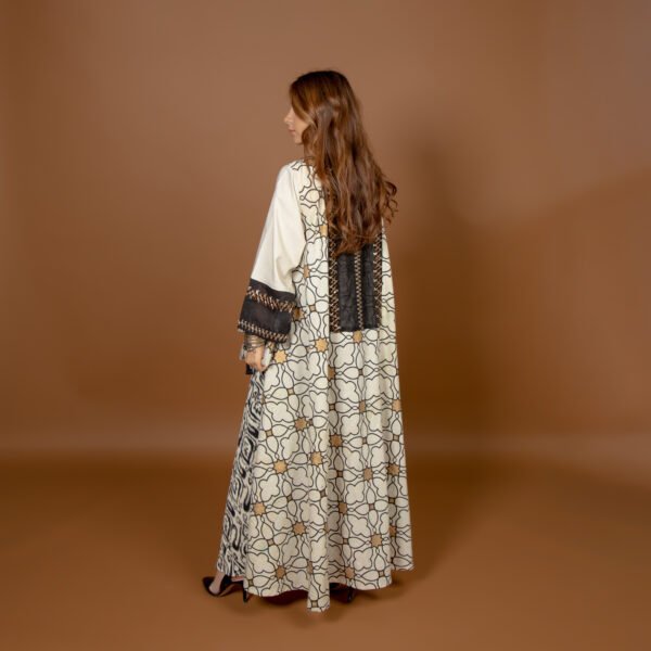 ⁦Black & Beige⁩ - الصورة ⁦3⁩